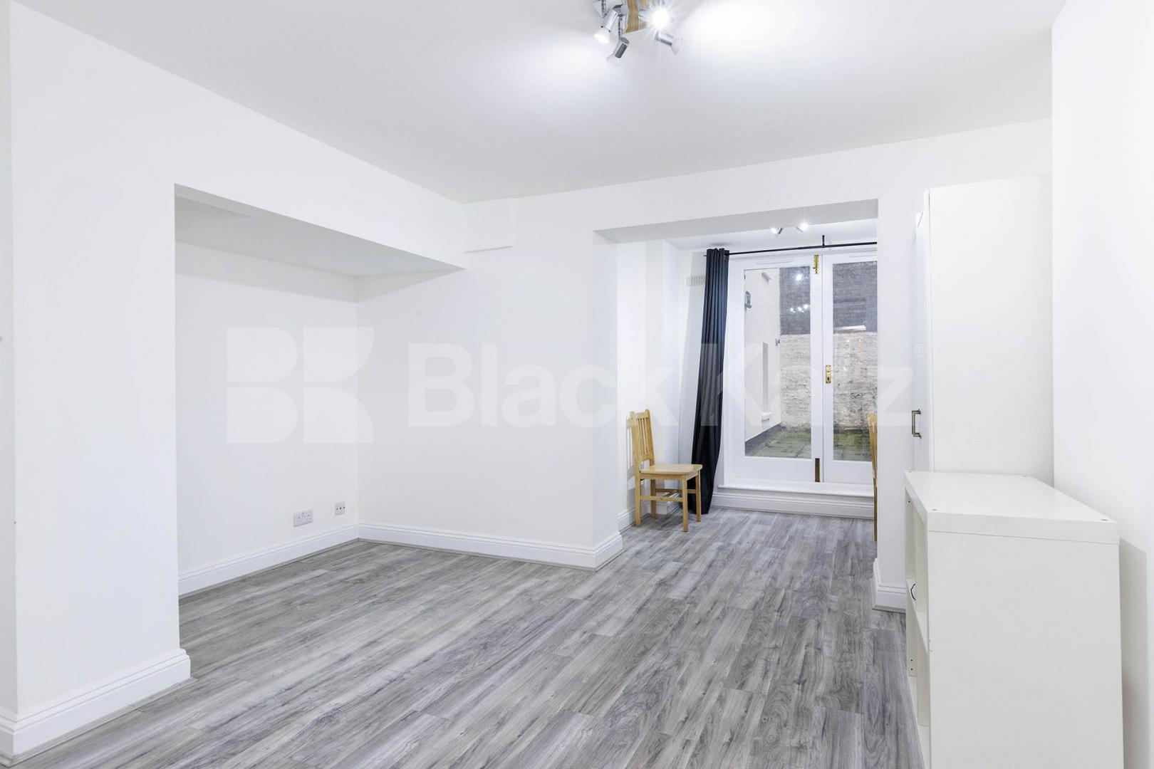 Newly painted two double bedroom flat with study near Regents Park and to tube! Cosway Street, Marylebone